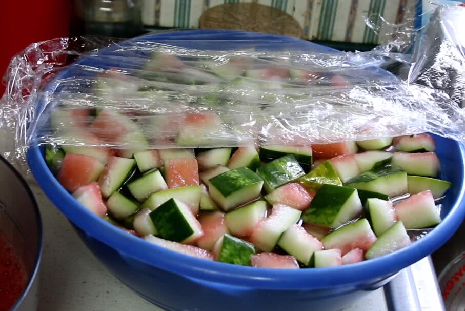 大姐把"西瓜皮"捡来做泡菜,家人觉得不可理喻,做好后却愣了!