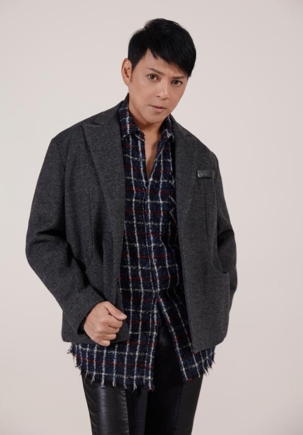 曾红极一时,成名后抛弃女友拒认儿子,56岁在酒吧卖唱谋生