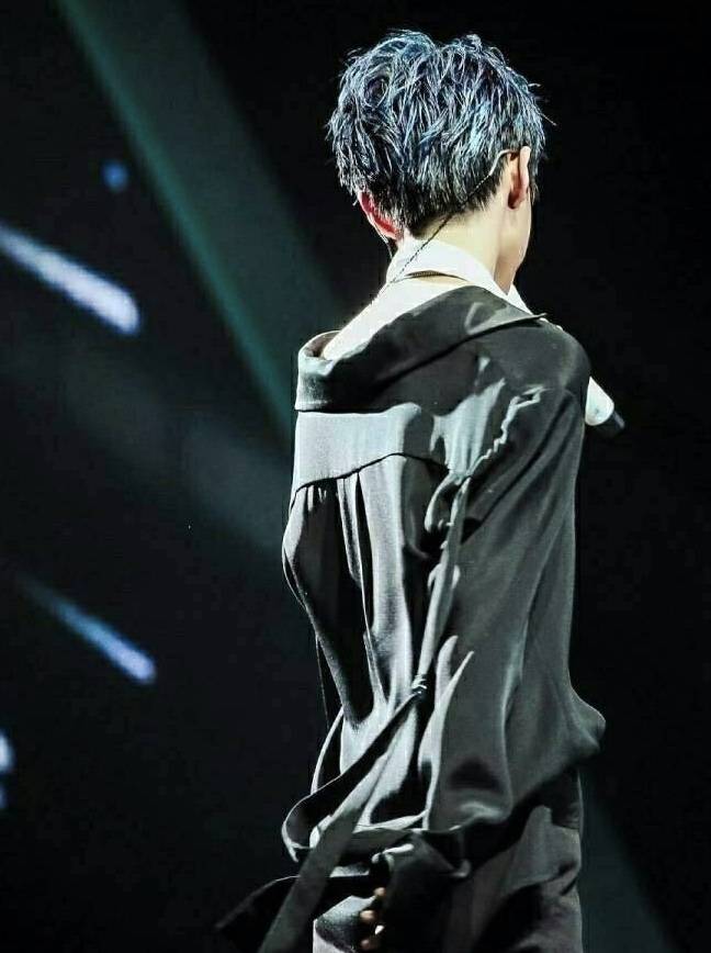 追风少年五一劳动节开工|王俊凯|背影|开工_新浪新闻