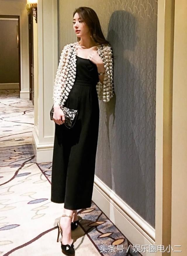 方媛身穿一款白色上衣,搭配一款蓝紫色薄纱长裙,脚踩一双白色尖头高跟