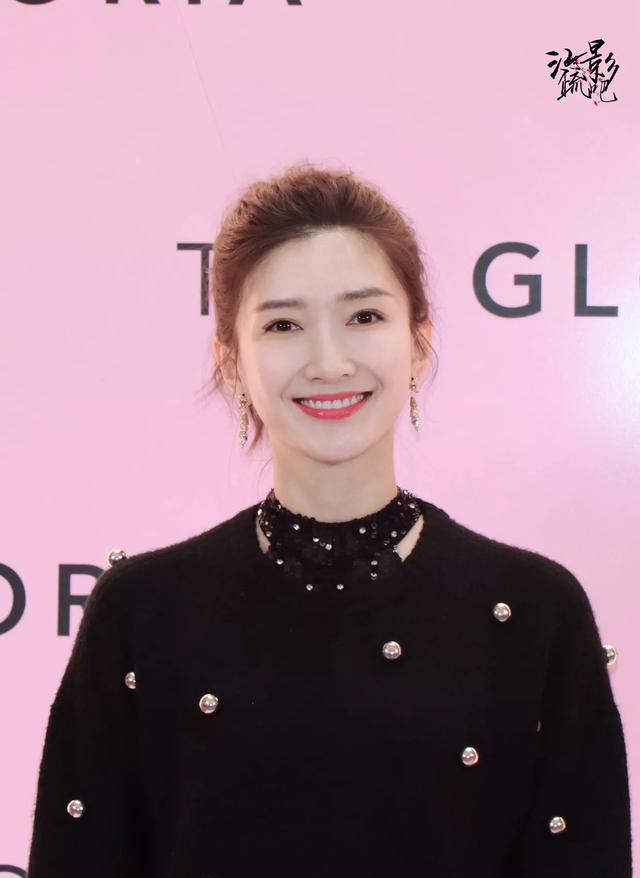 江疏影针织衫内搭亮片连衣裙,高马尾利落