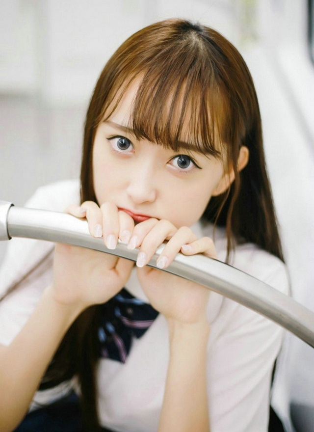 清纯长发刘海美女学生妹迷人写真