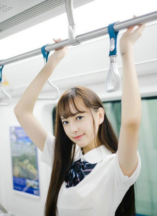 清纯长发刘海美女学生妹迷人写真