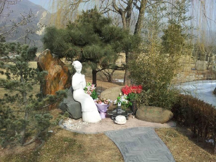 英年早逝的明星墓地, 乔任梁一年四季鲜花不断, 她与父亲葬在一起