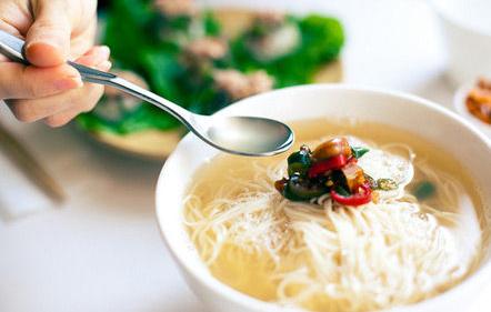 汤里放什么调味料比较香?熬汤的六大秘诀|调味料|面汤|食品|肉汤|蛋白质_新浪新闻