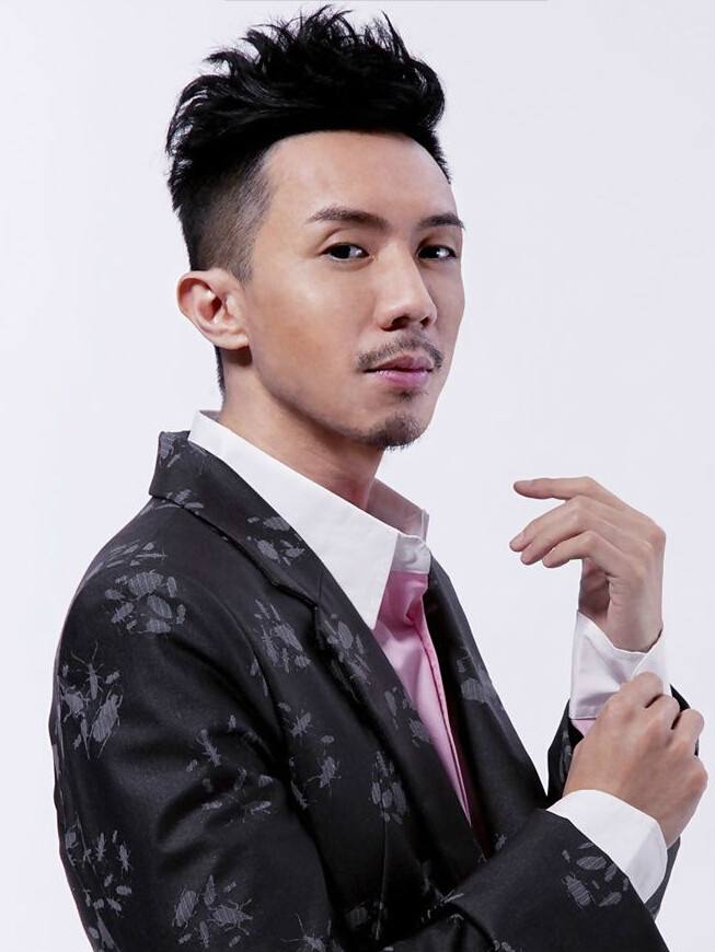 没人知道他是童星出道,却始终没自己老婆红,夫妻恩爱惹人羡慕!