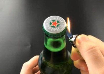 首先,我们用打火机在啤酒瓶盖上加热一圈,让啤酒瓶盖加热膨胀