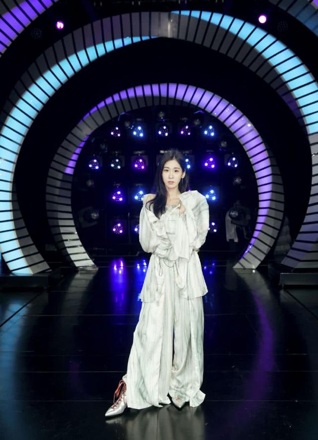 张碧晨一字领套装仙气飘飘,往下看到高跟鞋尴