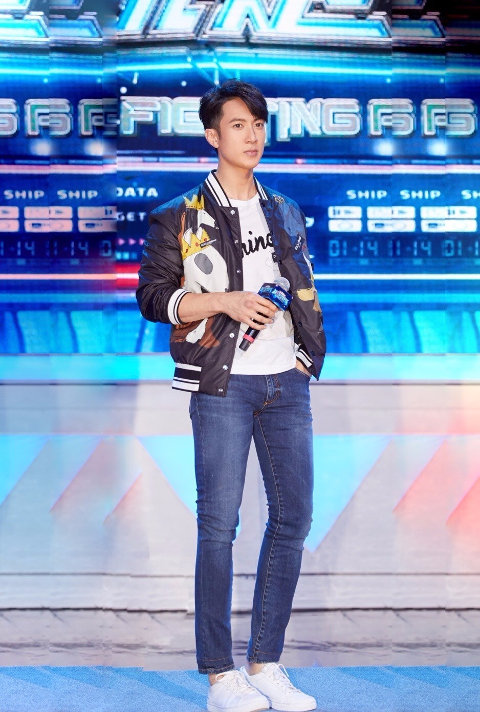 奶爸吴尊一身军绿色帅气难挡38岁还是飞轮海模样没变化