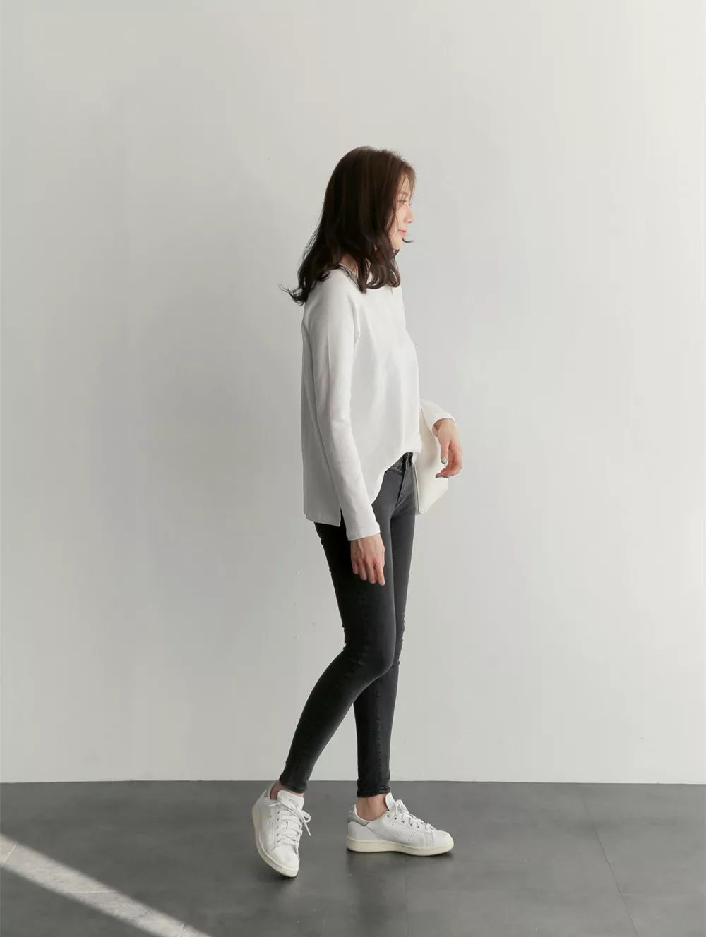 长款白色t恤怎么搭配 时尚达人教你六种穿搭小技巧