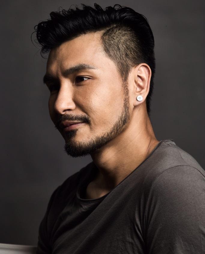 陈展鹏一身黑衣抵达北京,不留胡子更加帅气,与粉丝大方合影