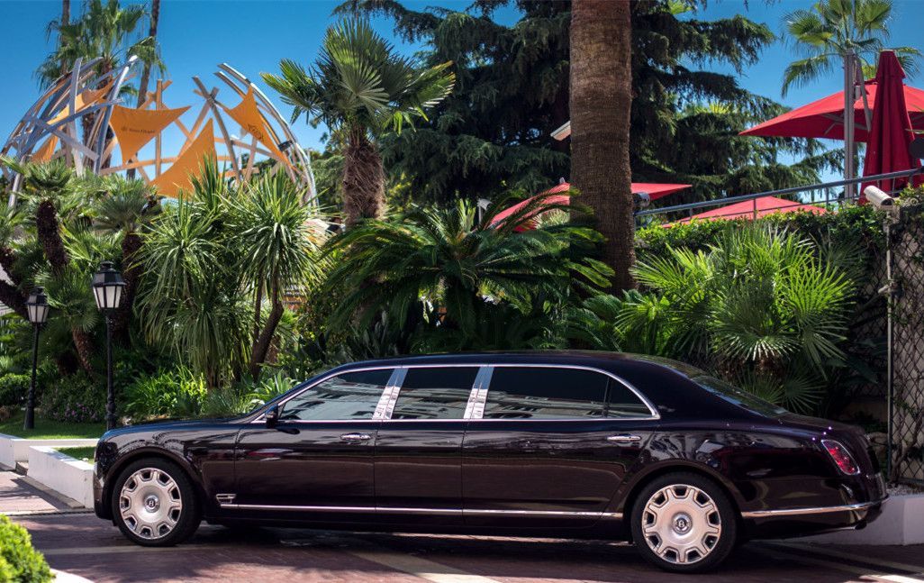 2000万加长宾利,比迈巴赫普尔曼还长,在国内需要上黄牌