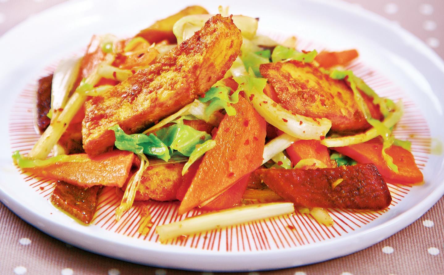 辣炒鸡排色泽红亮,辣中回甜,荤素搭配,营养丰富.