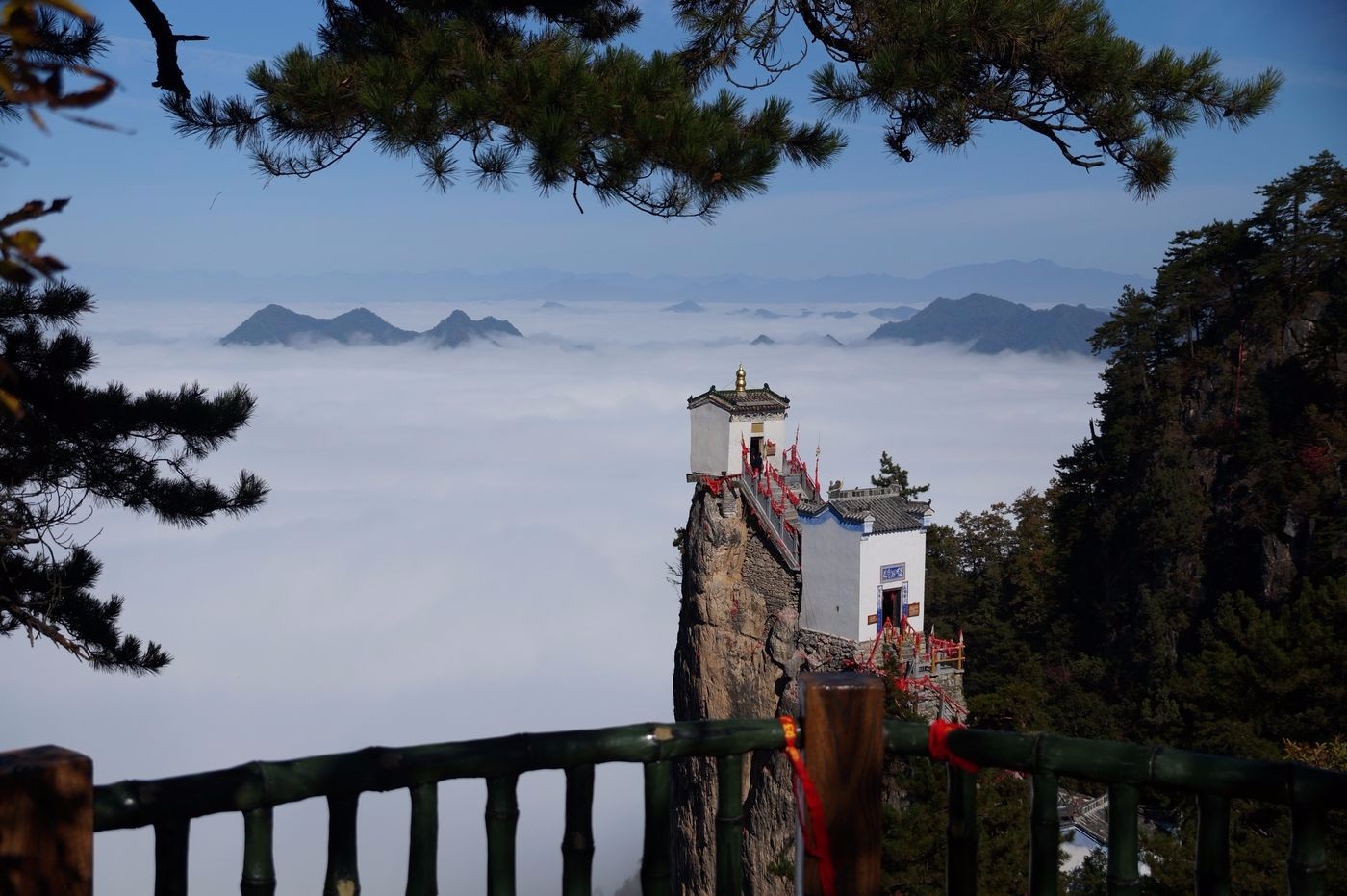 陕西大山上发现一座寺庙至今有400多年周围就是悬崖绝壁