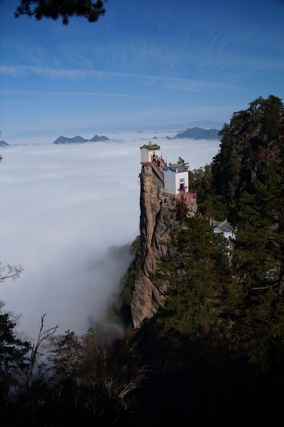 陕西大山上发现一座寺庙至今有400多年周围就是悬崖绝壁