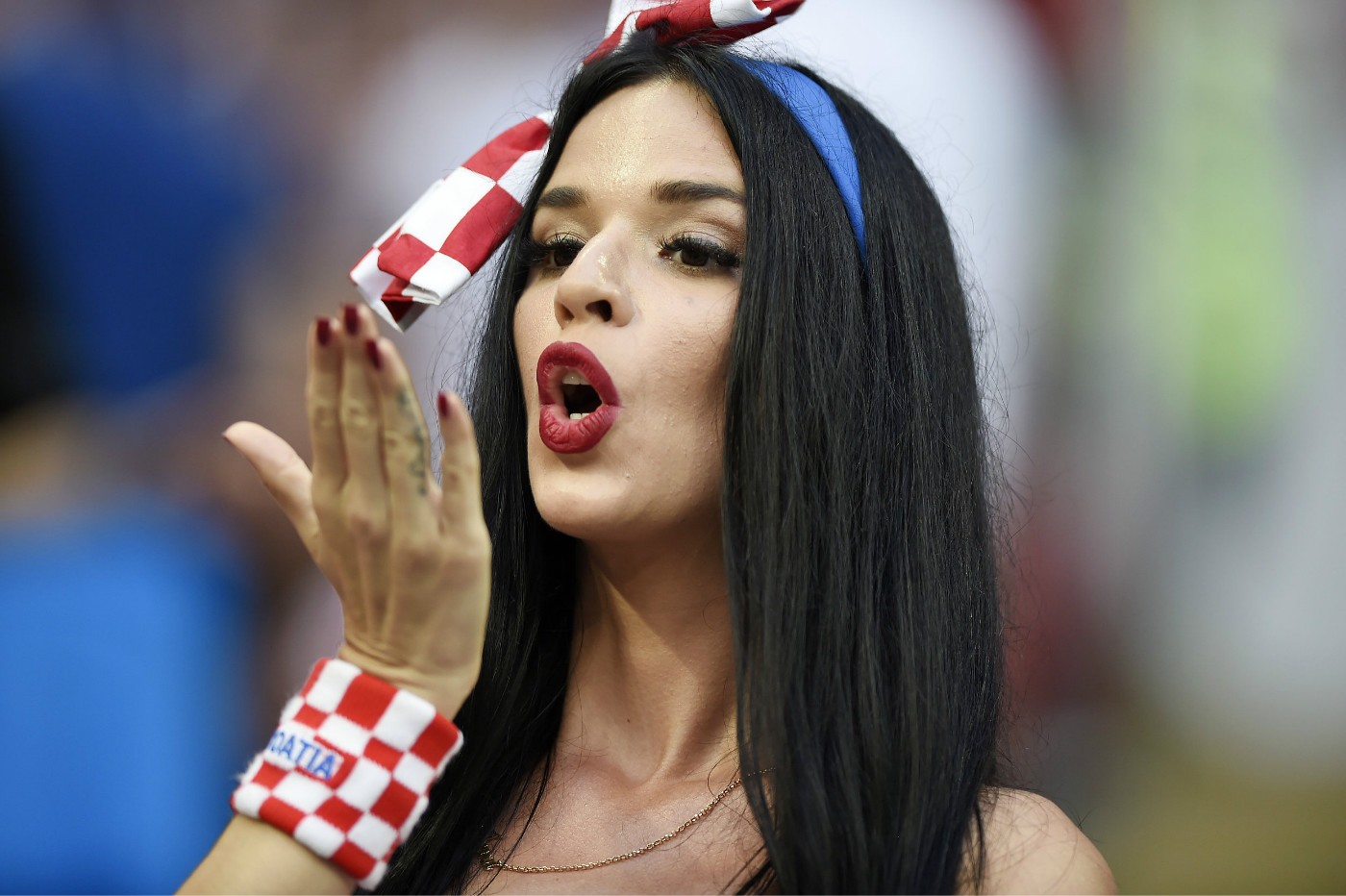 决赛见!克罗地亚美女球迷的期待