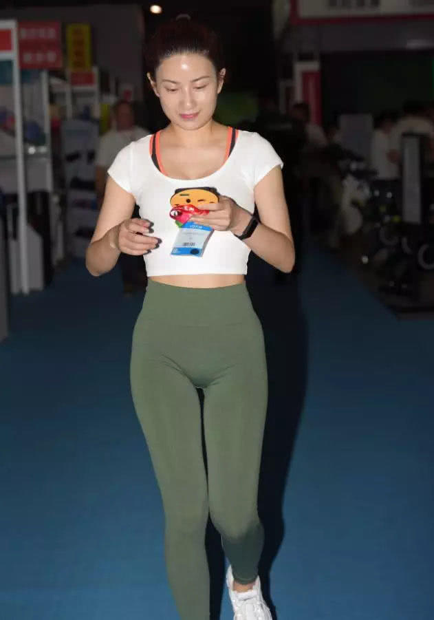 气质女神紧身运动裤尽显饱满曲线健身美的身材就是这么自信