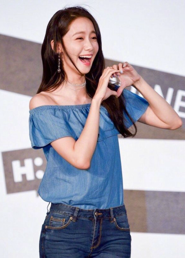 牛仔裤美女穿上一字领露肩衬衫后笑得合不拢嘴韩范十足