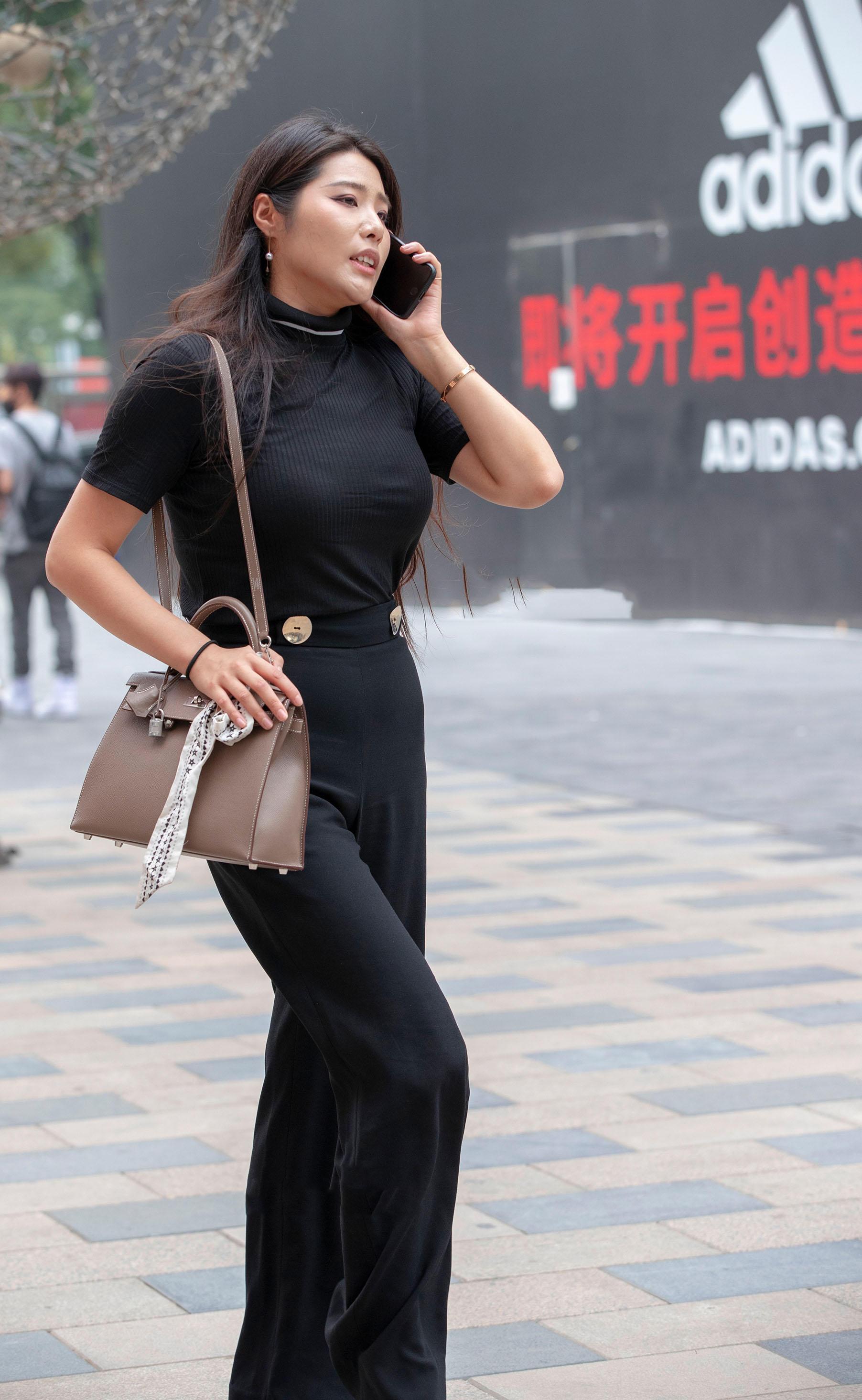 街拍:小姐姐上围撑起的短袖,身材与颜值并存,曼妙曲线难以忘怀