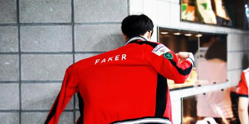 faker穿衣服拍完集体照后faker走向自己的外套然后穿了起来,这个背影