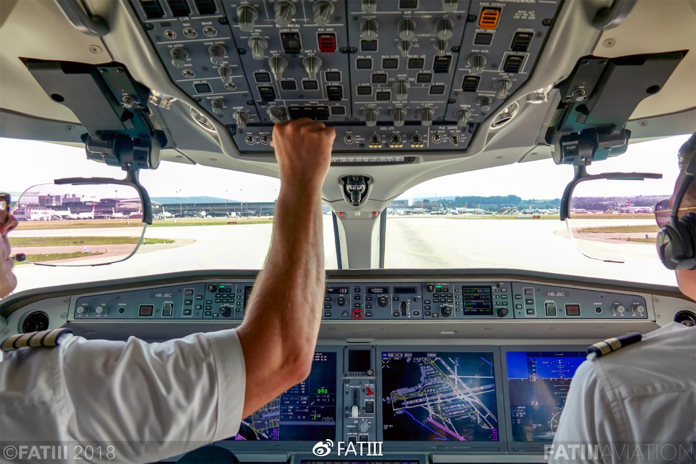 胖抬头看了一眼sven身后的c系列驾驶舱挂画,看到了和空客a320颇为接近