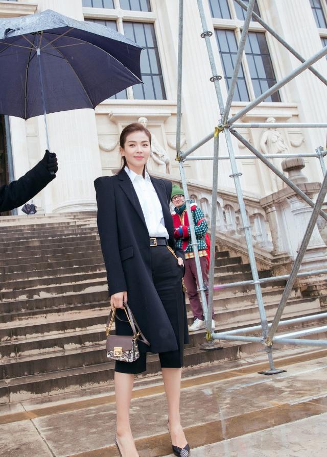 刘涛秀美腿,嫌裙子开叉太高用两块布遮着,也是没谁了