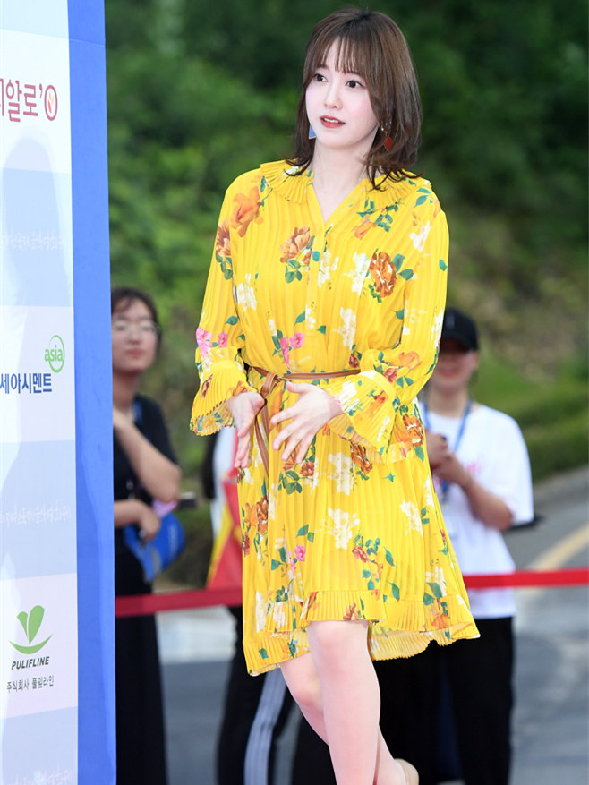 看看具惠善这次参加活动时候的穿搭,秒变18岁少女啊,所以穿对衣服谁能