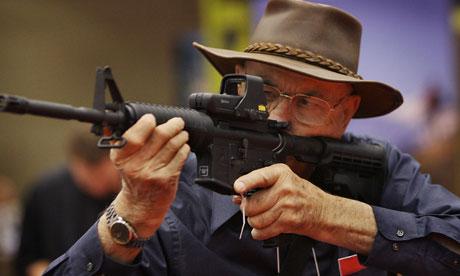 因为加拿大也允许合法持枪,但是加拿大从没发生类似于美国这么恶劣的