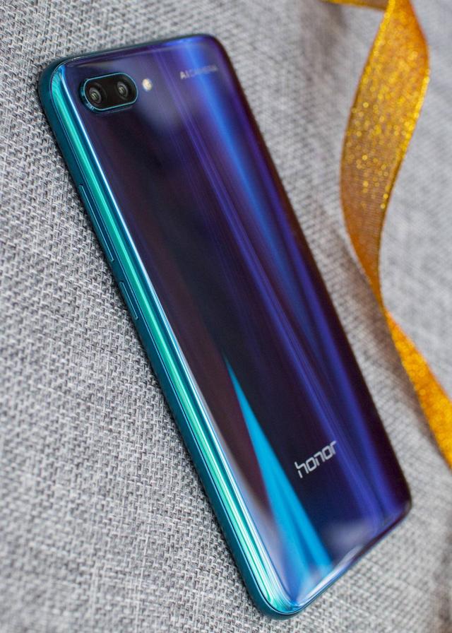 年轻人的科技潮品 荣耀10变色外观更美拍照更智能