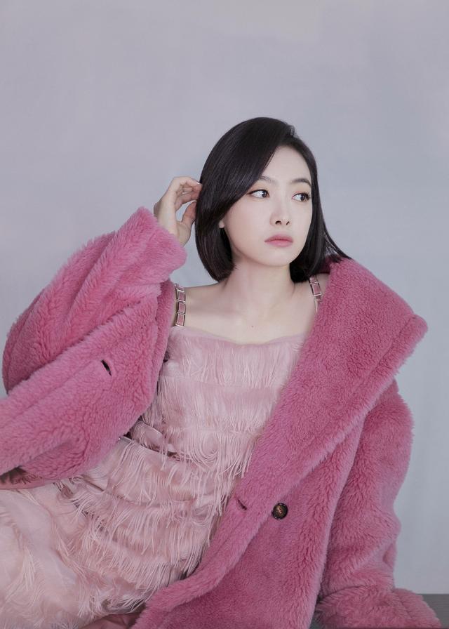 宋茜粉色流苏裙配同色泰迪熊大衣美成初恋,粉色果然是最佳减龄色