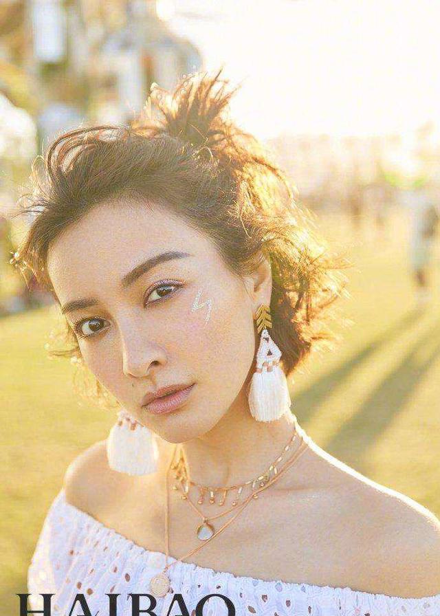 吴昕晒音乐节照片时髦洋气笑靥如花美出新高度