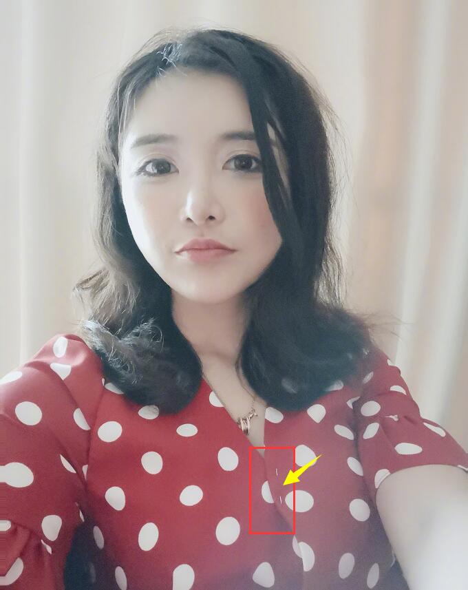 陈一发儿秀自拍照衣服没有扣子?用针别着不怕被扎到吗