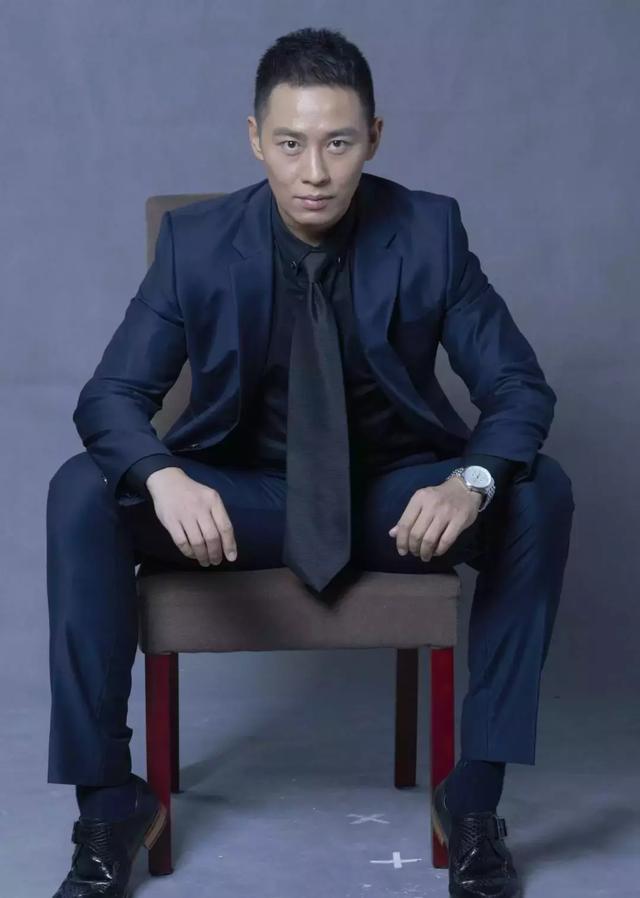 颜值不输胡歌的他,搭档李易峰演戏,现与大11岁女友恩爱依旧