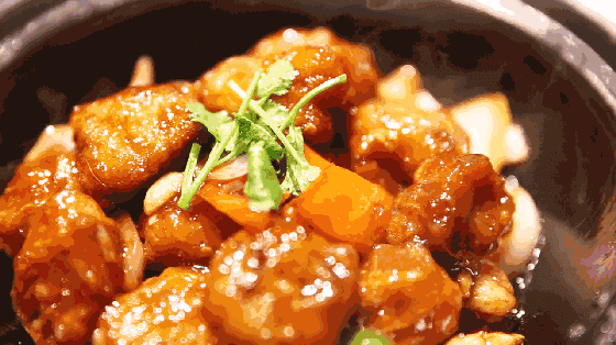 性出锅的肉菜,选用滑炒这个方式能够最大程度的让肉保持嫩滑的口感!