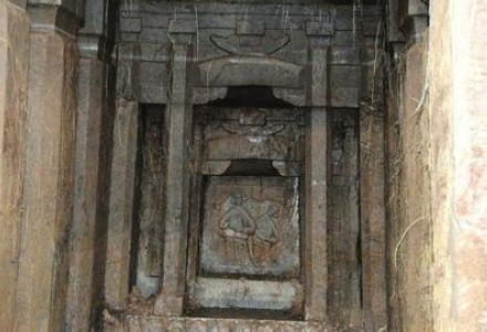 挖水沟无意发现神秘洞穴,大爷这举动,路人纷纷点赞