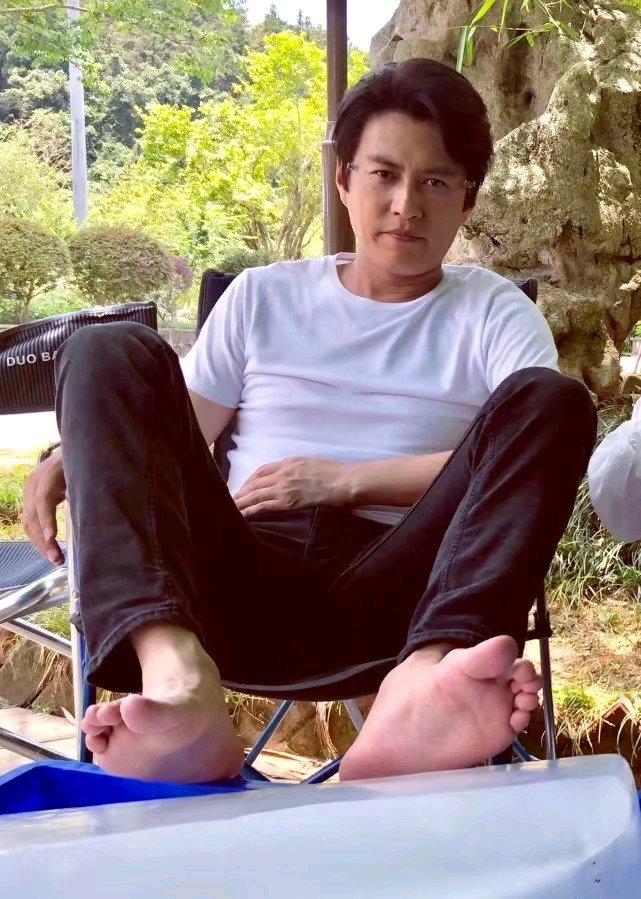 靳东形象崩塌片场变成抠脚大汉蒋欣尴尬堵鼻子