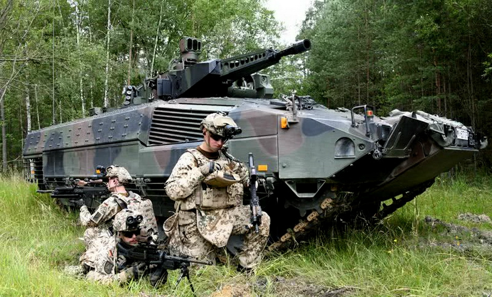 puma履带式步兵战车和旧款的"黄鼠狼"marder履带式步战车还在同时服役