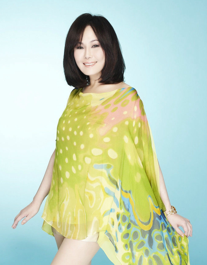 两人爱得很高调,从不遮遮掩掩,费玉清多次参加节目更是带着安井千惠