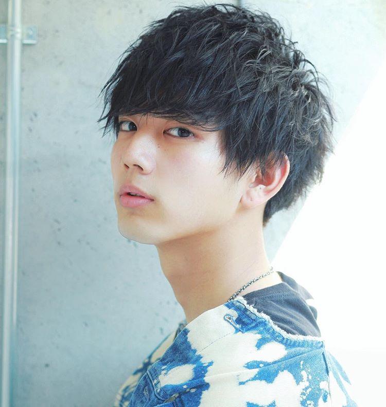 男生烫头发夏天很流行