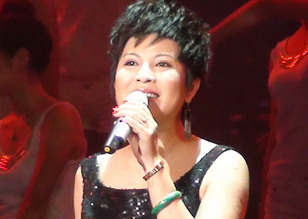 她曾9次上春晚,与初恋离婚后被男友骗3000万,40岁嫁小13岁男友