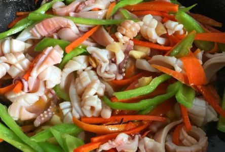 鱿鱼炒青辣椒,做法也很简单,吃起来有筋道,营养美味.