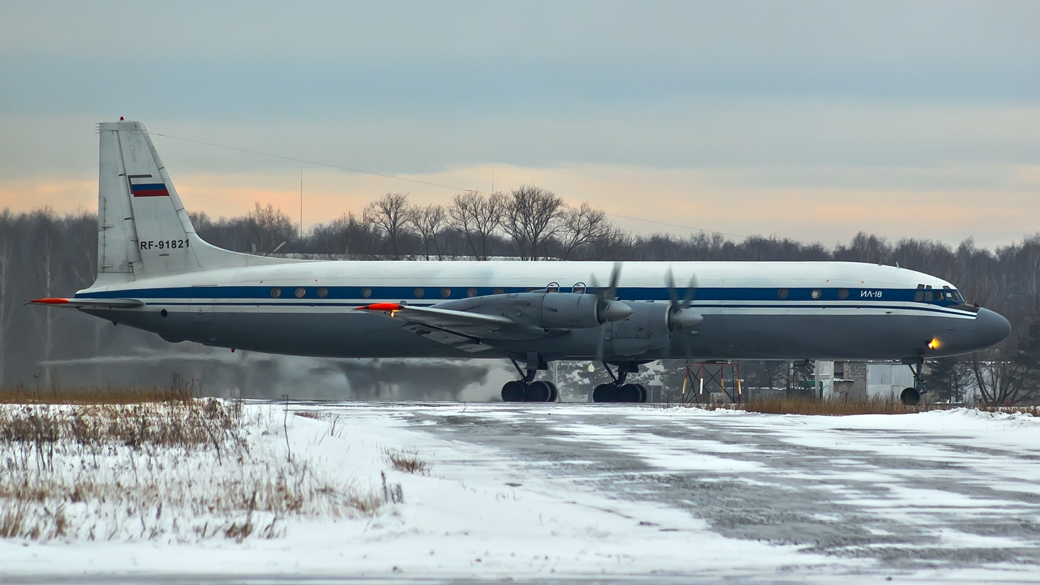 苏联伊尔18涡桨式运输机,它就是在叙利亚坠毁的伊尔20的原型机啊