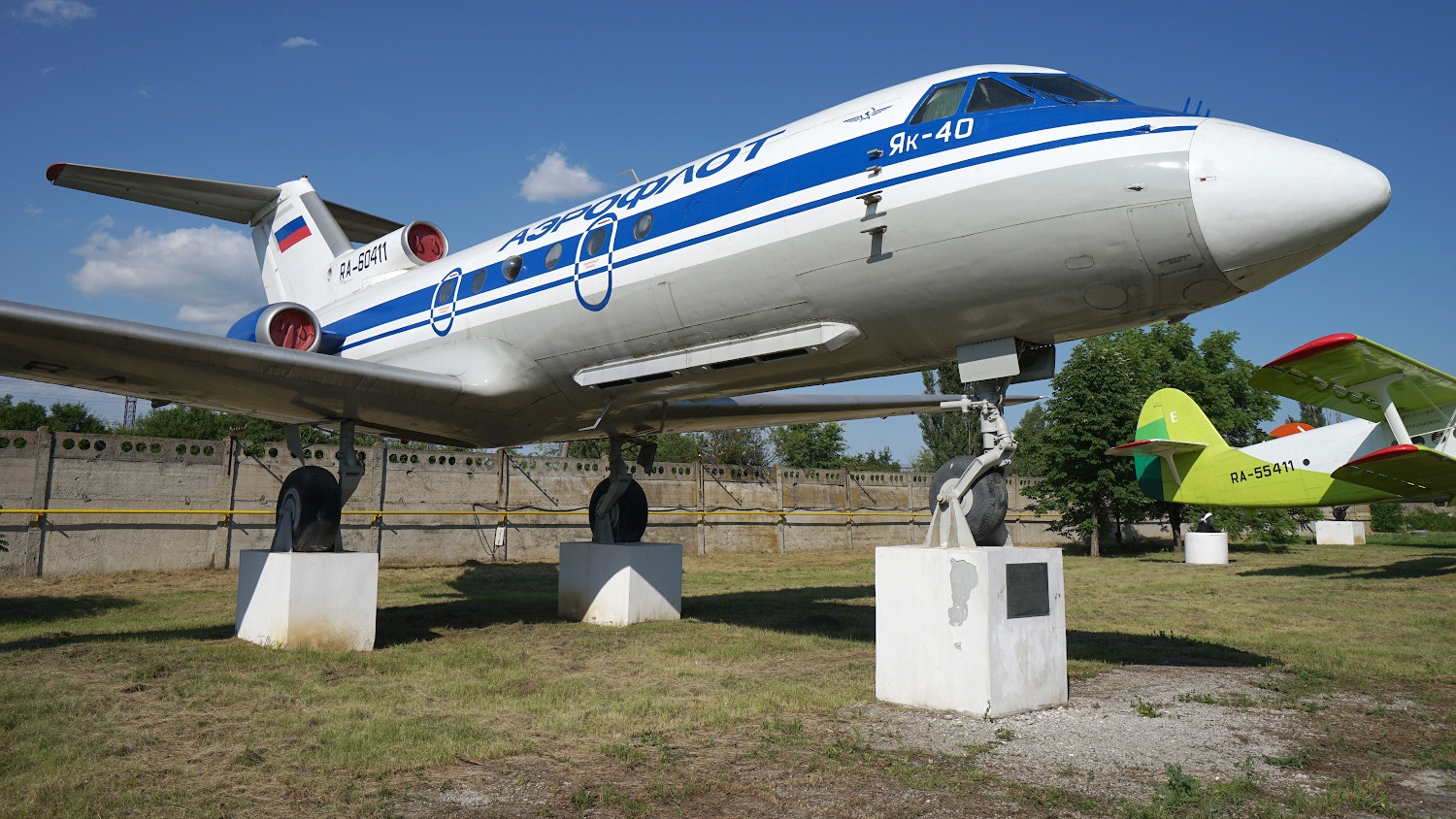 苏联/俄罗斯喜欢用退役飞机制造纪念碑,可能他们的飞机比较多啊
