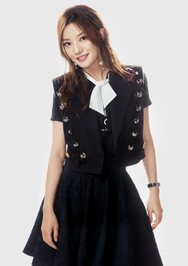 赵薇穿着"相框裙"凹起了姿势,没想到嫩回了"小燕子"呀!