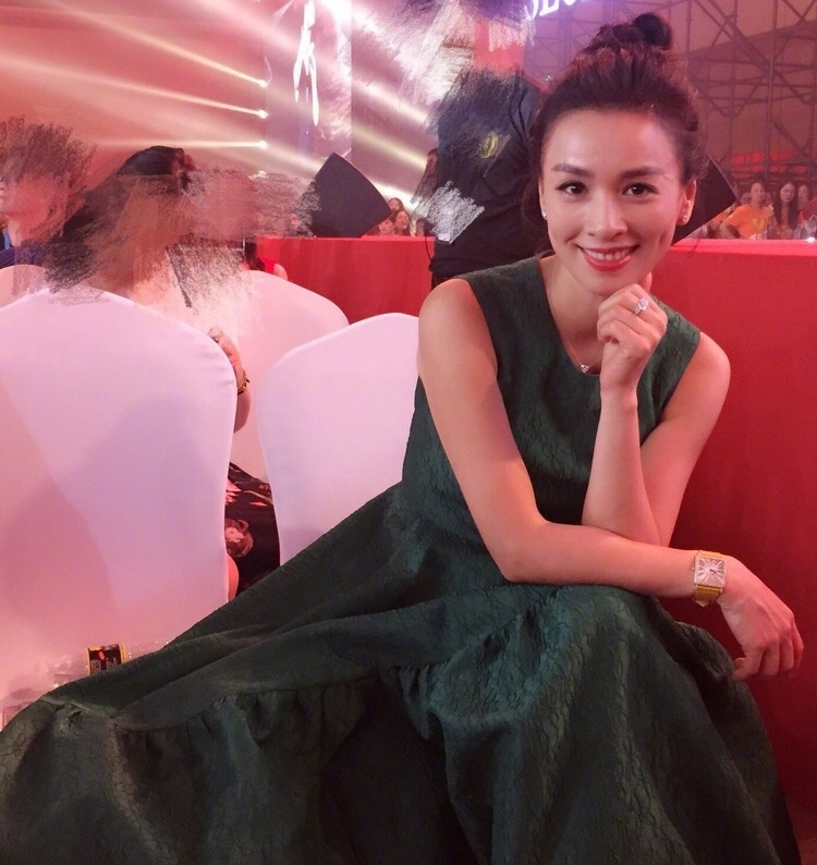 48岁张庭穿白色上衣,搭配卡其色长裤亮相,竟清纯得像18岁少女!