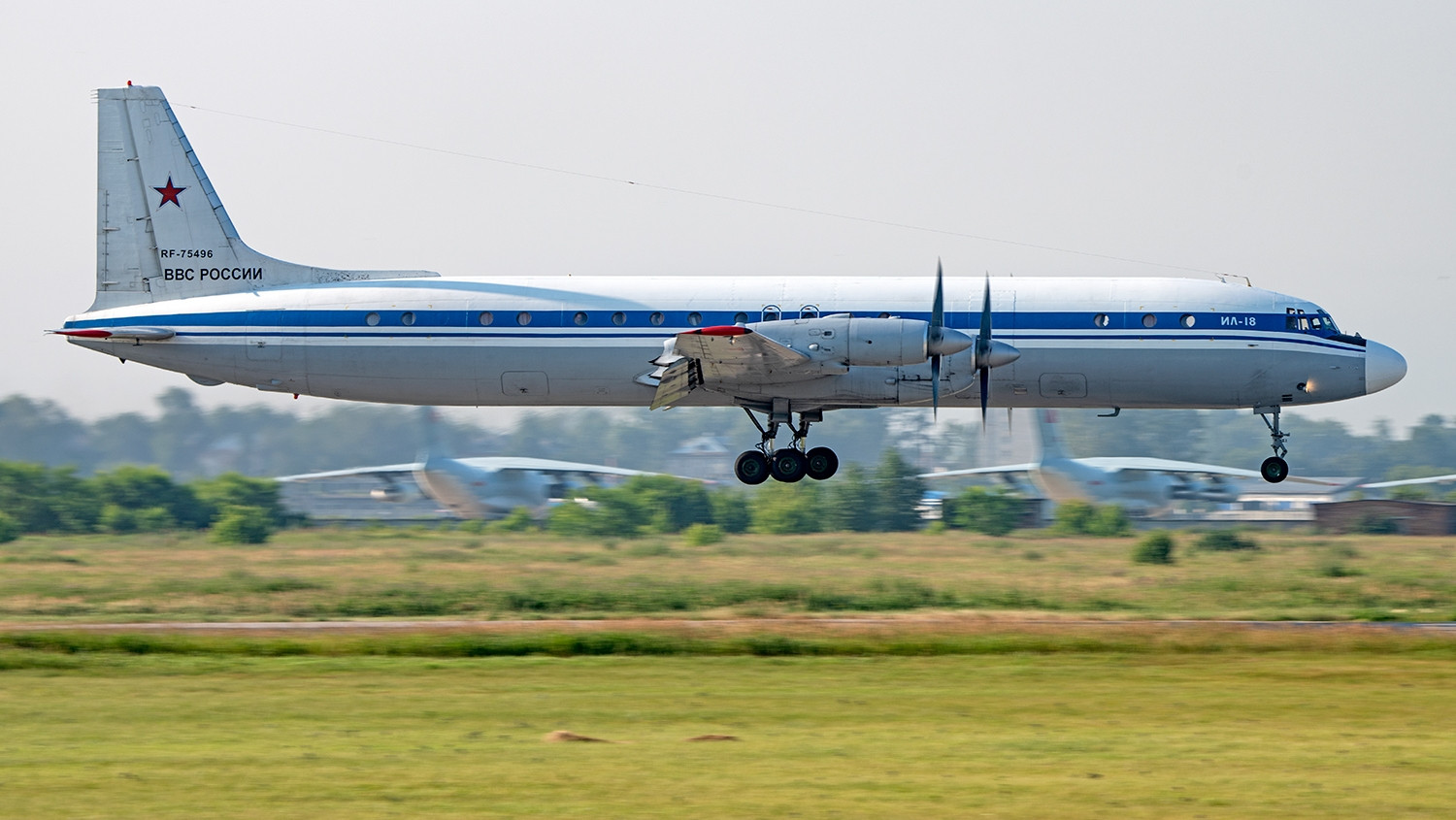 苏联伊尔18涡桨式运输机,它就是在叙利亚坠毁的伊尔20的原型机啊