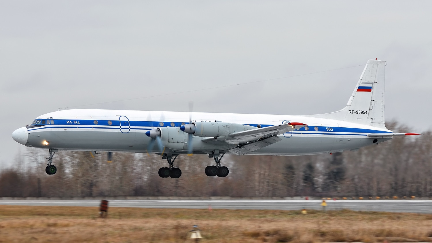 苏联伊尔18涡桨式运输机,它就是在叙利亚坠毁的伊尔20的原型机啊