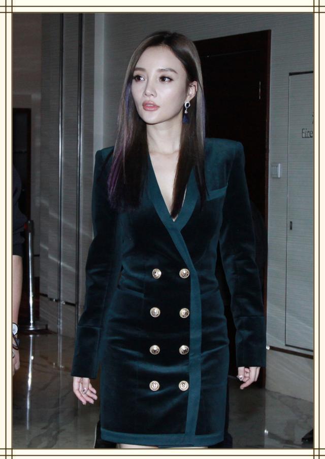 李小璐太疯狂!全身上下就穿一件西装?网友:她有什么不敢穿的?