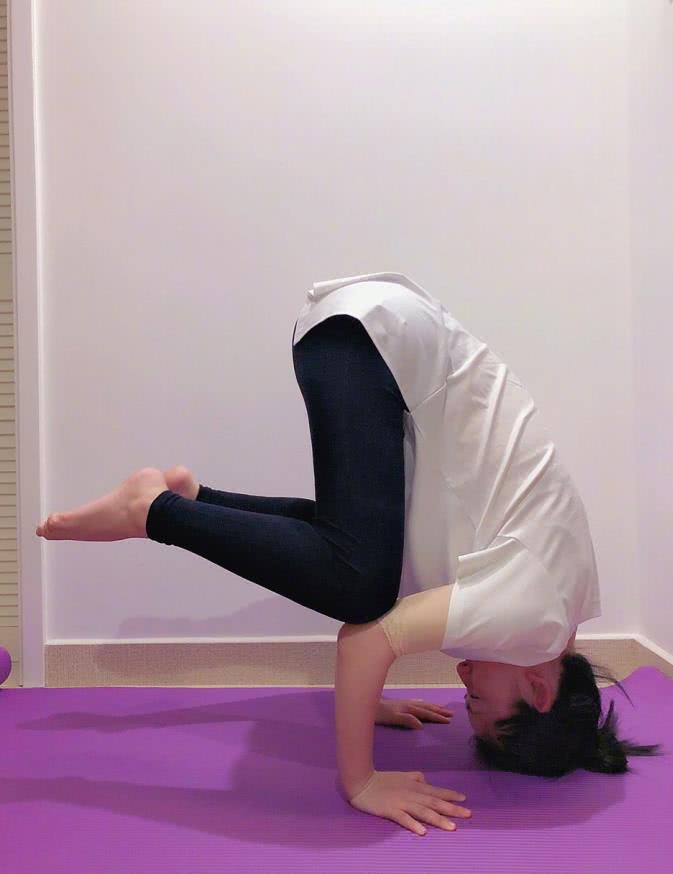 谢娜录制节目当众行大礼?一条裤子让娜姐瑜伽变跪拜