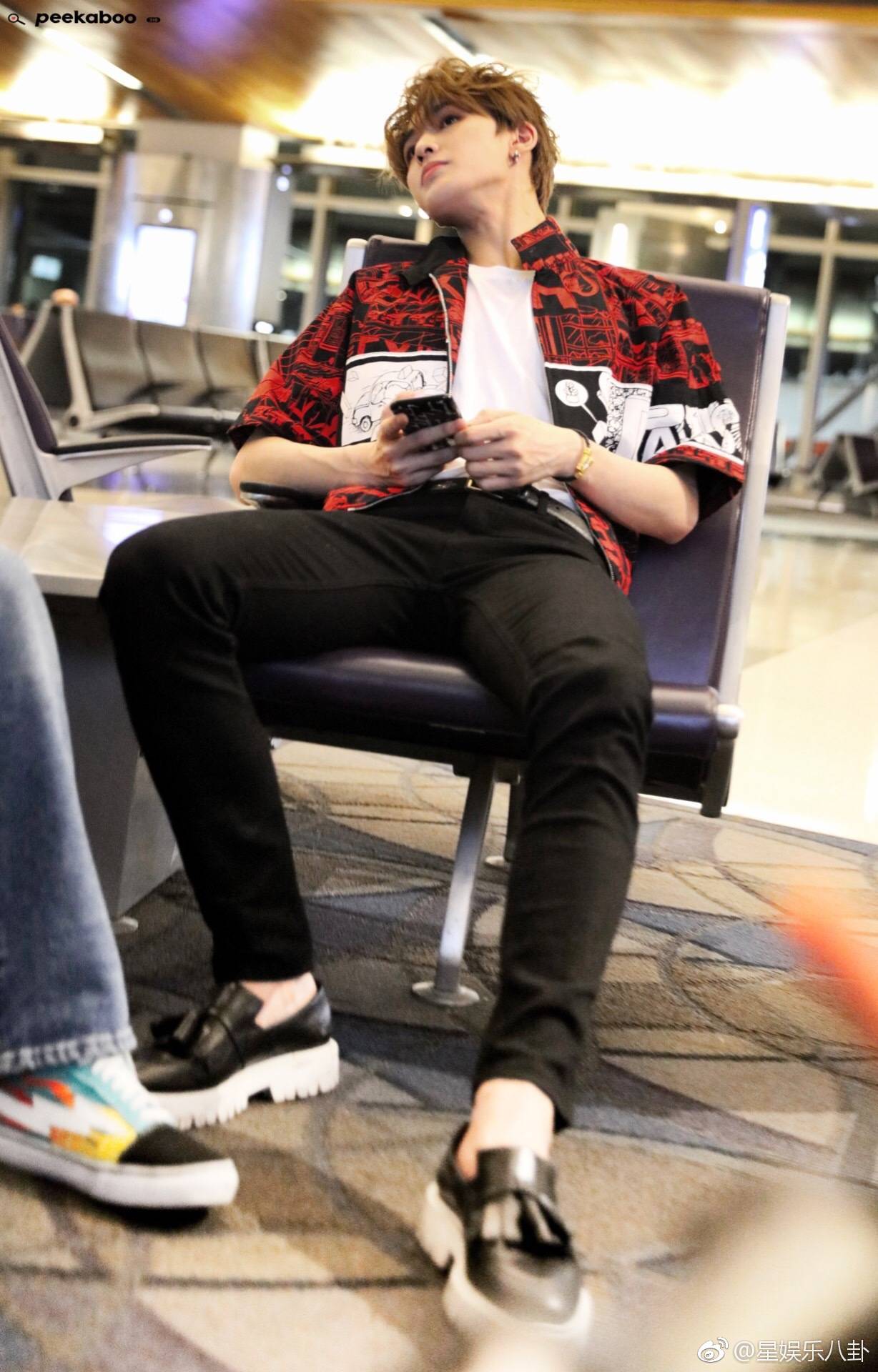 来感受下朱正廷人间仙子的大佬坐姿……腿长得无处安放